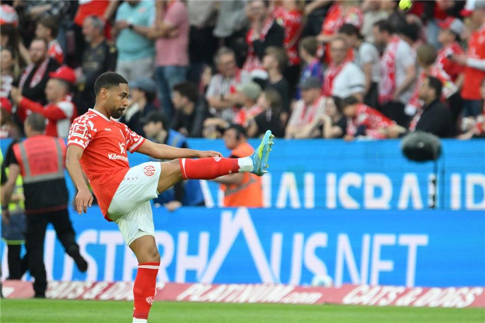 Phillipp Mwene schießt einen aufs Feld geworfenen Tennisball zurück Richtung Tribüne.Torsten Silz/dpa
