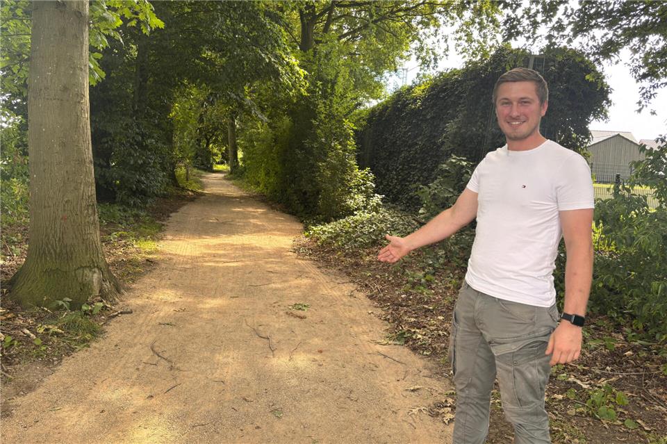 Phillipp Rottbeck vom Heidener Bauamt erklärt, warum der Rundwanderweg regelmäßig saniert werden muss.