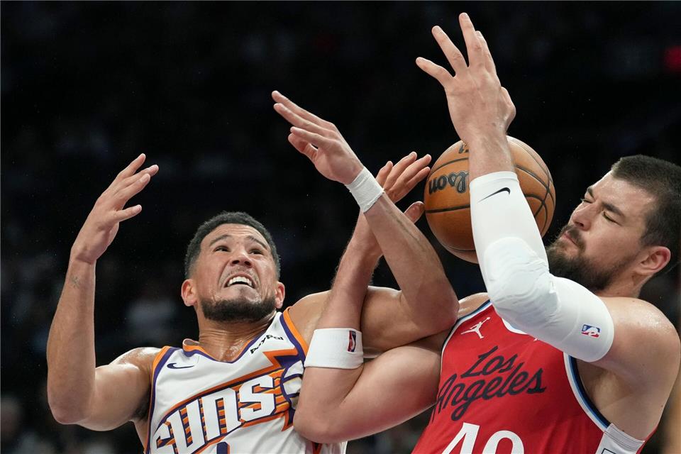 Phoenix Suns-Guard Devin Booker (l) foult Los Angeles Clippers-Center Ivica Zubac.Ross D. Franklin/AP/dpa