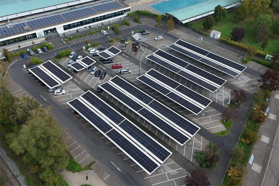 Photovoltaik über Parkplätzen bietet Vorteile, ist aber auch teuer. Sascha Ditscher/dpa
