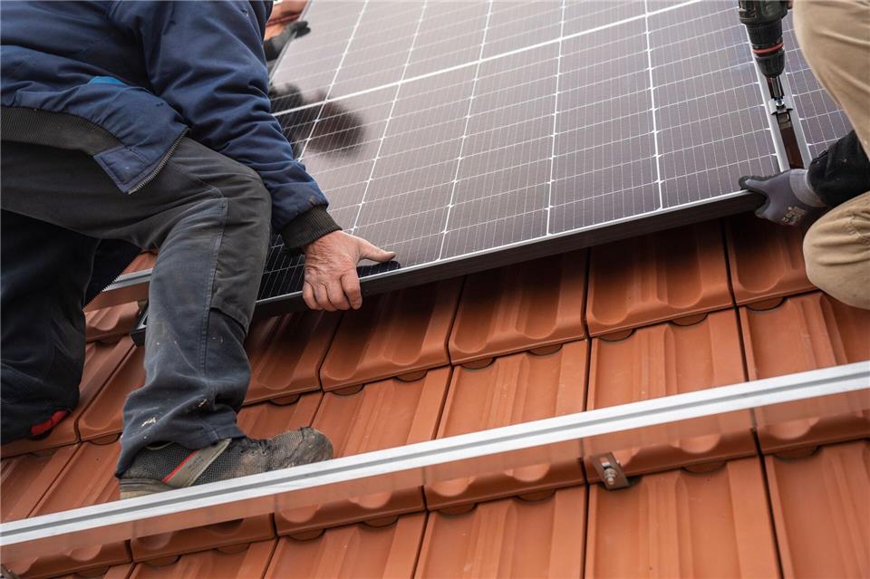 Photovoltaik wird günstiger: Die Preise für Solaranlagen sind seit Jahresbeginn um rund 15 Prozent gesunken.Florian Schuh/dpa-tmn