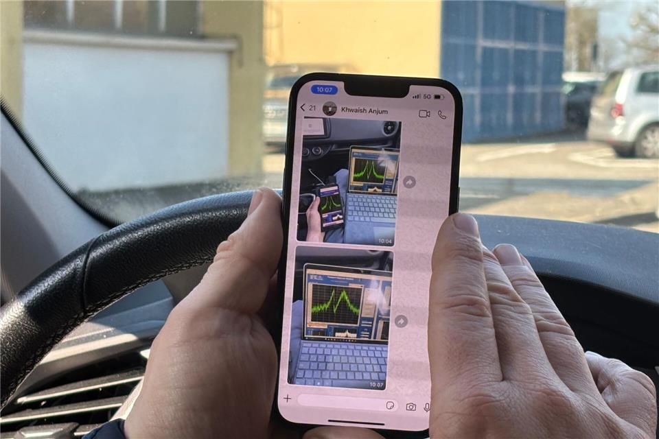 Physiker Ulmer prüft während der Fahrt live, ob die Antiprotonen noch an Ort und Stelle sind. Christiane Oelrich/dpa