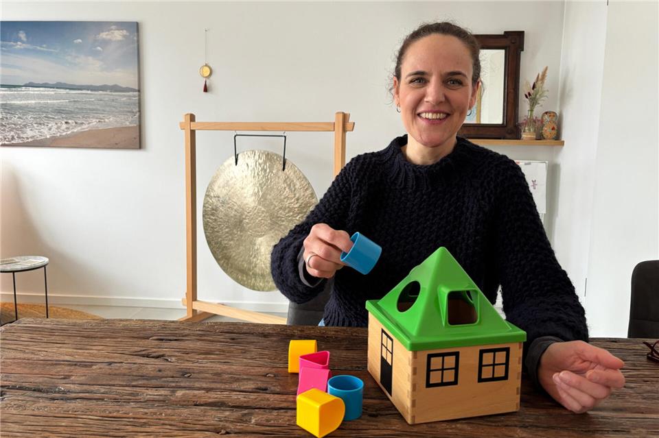 Pia Brüggemann erklärt am Bild eines Hauses, wie unser Unterbewusstsein funktioniert: Bekannte Formen werden automatisch angenommen, neue müssen antrainiert werden, will man unerwünschte Gewohnheiten ablegen.