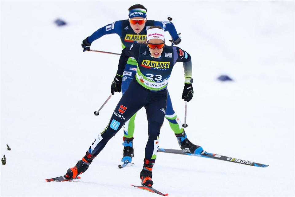 Pia Fink (vorn) belegt nach vier Etappen als beste Deutsche Platz 12 in der Gesamtwertung der Tour de Ski.Daniel Karmann/dpa
