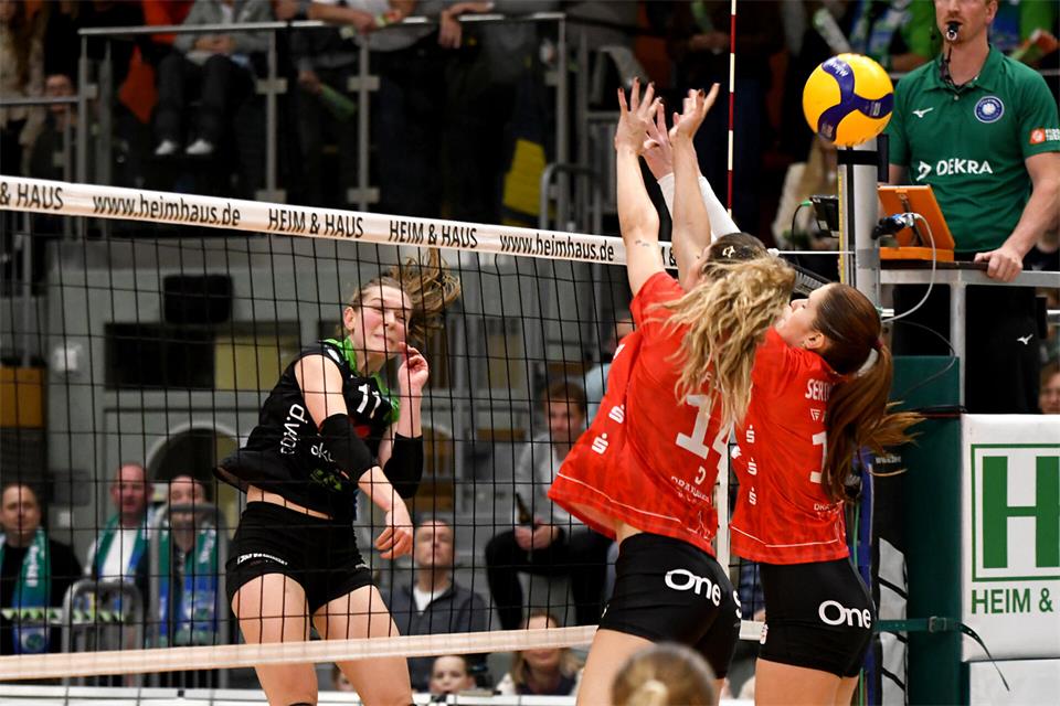 Pia Mohr (links) nimmt Maß: Zu selten gelang es den Skurios Volleys Borken, die Gäste aus Vilsbiburg unter Druck zu setzen. Das soll am Sonntag im Hamburg besser laufen.
