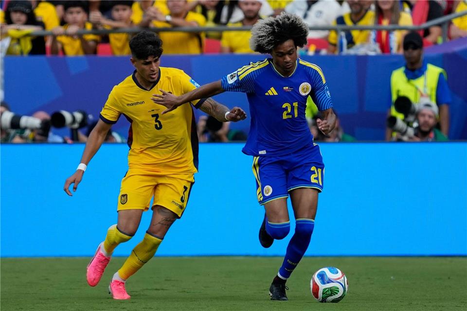 Piero Hincapie (links, gegen Curacaos Tahith Chong) spielt mit Ecuador derzeit bei der WM.Charlie Riedel/AP/dpa