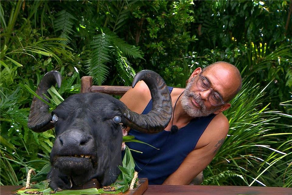 Pierre Sanoussi-Bliss verspeiste erschreckend souverän Ekel-Essen wie hier ein Büffel-Auge.RTL/dpa