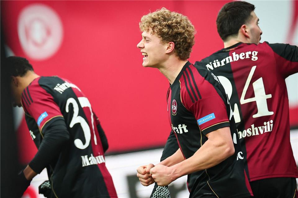Piet Scobel beim Torjubel. Der 1. FC Nürnberg setzt auch in Zukunft auf den Stürmer. (Archivbild)Daniel Karmann/dpa