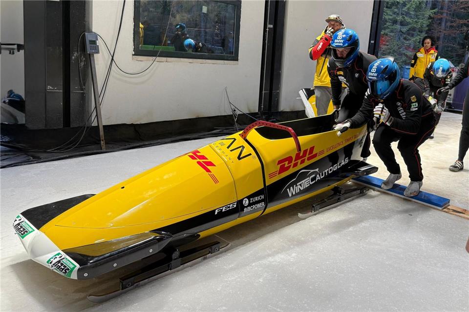 Pilot Johannes Lochner (r) startet im Zweierbob mit Anschieber Georg Fleischhauer auf der neuen Olympia-Bahn.Jasmin Isken/BSD/dpa