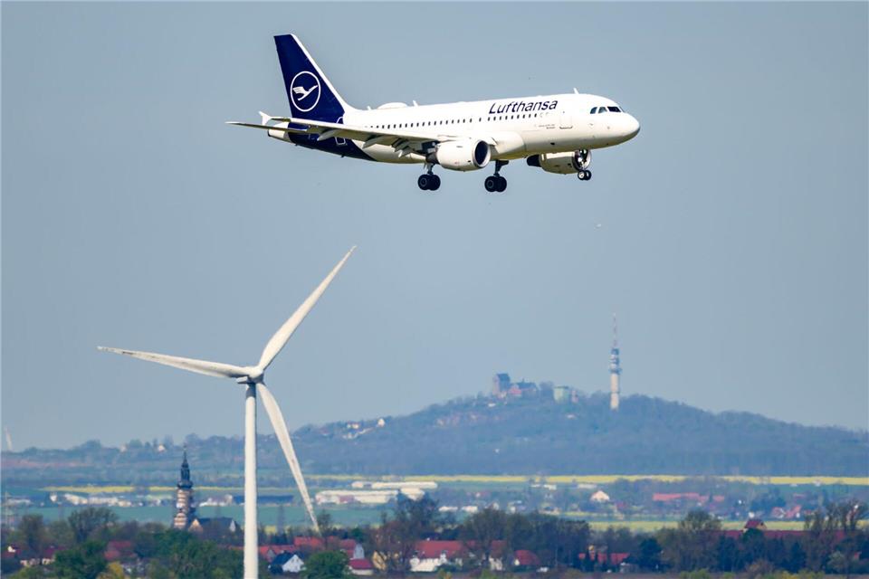 Drohnenalarm am Airport - Wie sicher sind unsere Flughäfen? Piloten sind oft die einzigen, die Drohnen im Anflugbereich frühzeitig bemerken (Archivbild)Hendrik Schmidt/dpa