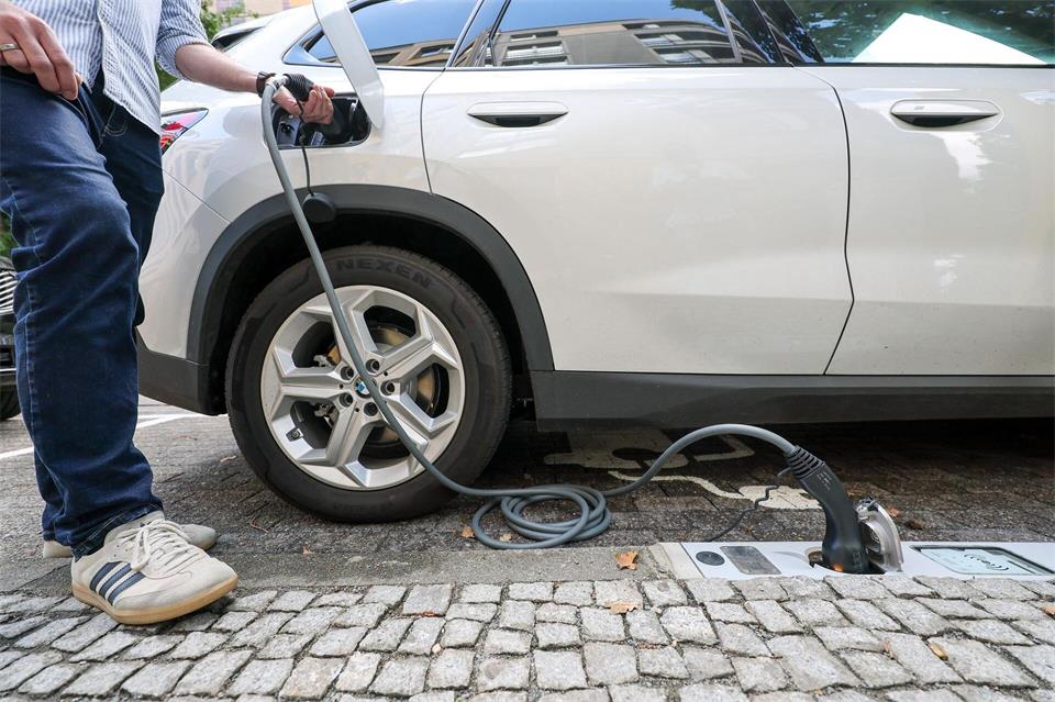 Pilotprojekt: E-Autos an der Bordsteinkante in Leipzig laden.Jan Woitas/dpa