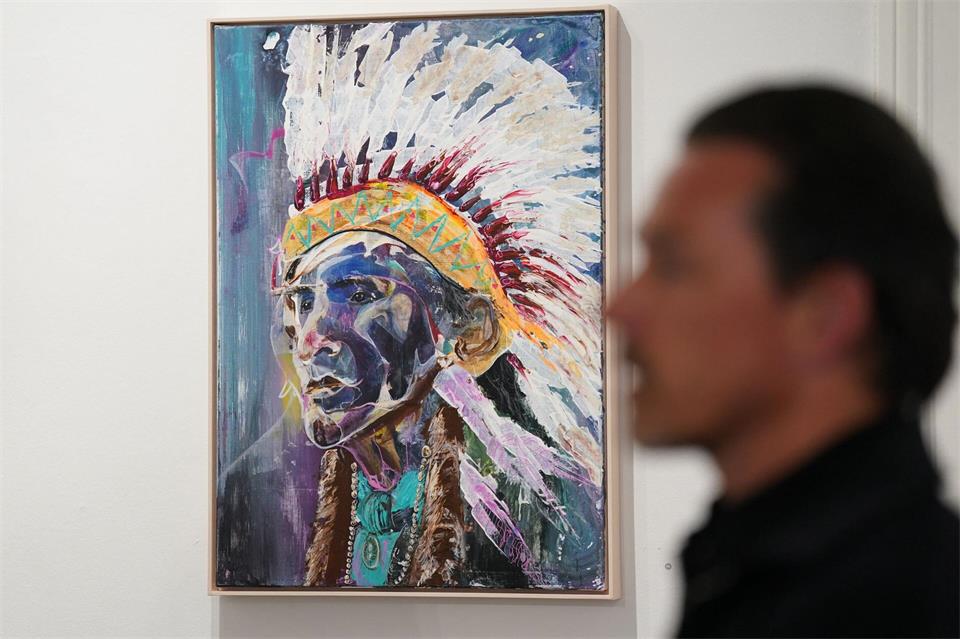 Piotr Trochowski vor seinem Bild „Endless Vision“.Marcus Brandt/dpa