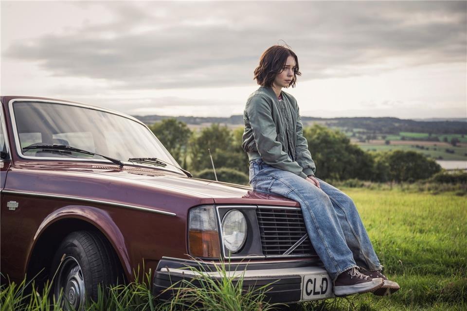 Pip (Emma Myers) grübelt über einen Mordfall.