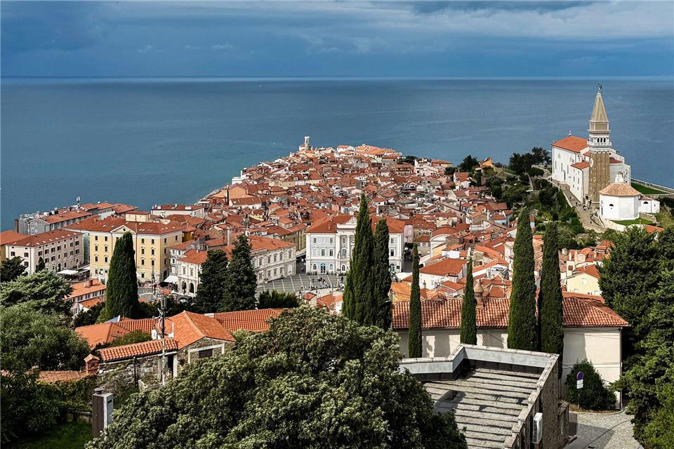 Piran liegt auf einer Halbinsel. Von der Stadtmauer aus sieht man das gut.Wolfgang Stelljes/dpa-tmn