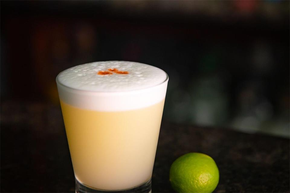 Pisco Sour in der Bar „Capitán Meléndez“ in Lima: Der Drink ist nicht nur in Peru ein nationaler Klassiker.Karina Mendoza/Promperú/dpa-tmn