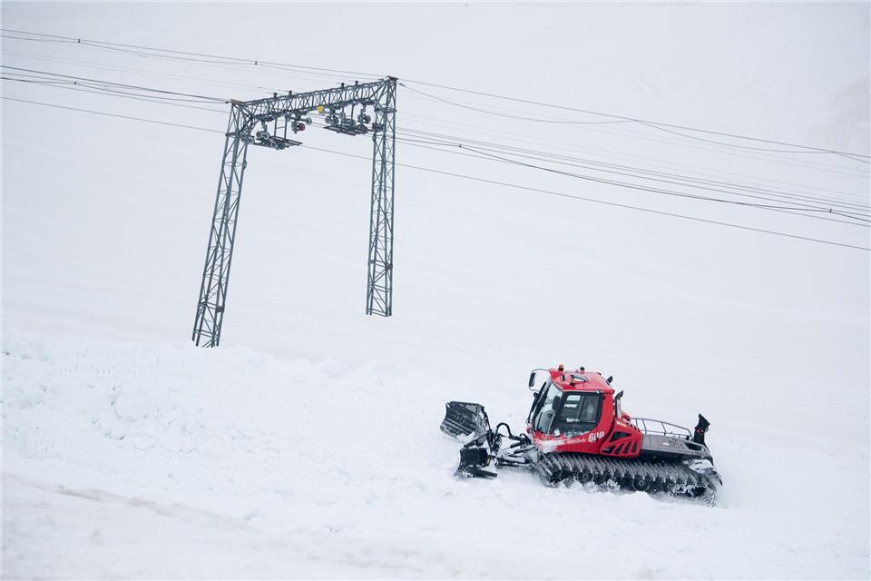 Pistenraupen präparieren derzeit die Pisten - und nutzen dazu an der Zugspitze auch Altschnee. (Archivfoto)  Sven Hoppe/dpa