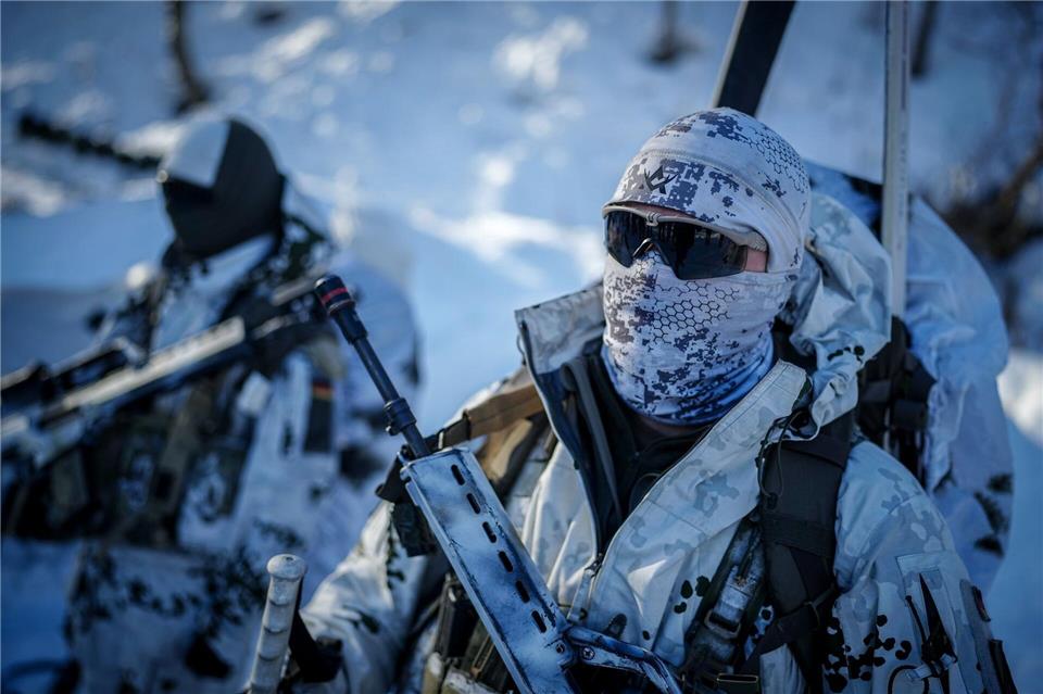 Pistorius bei Gebirgsjägerübung im Hohen NordenKay Nietfeld/dpa
