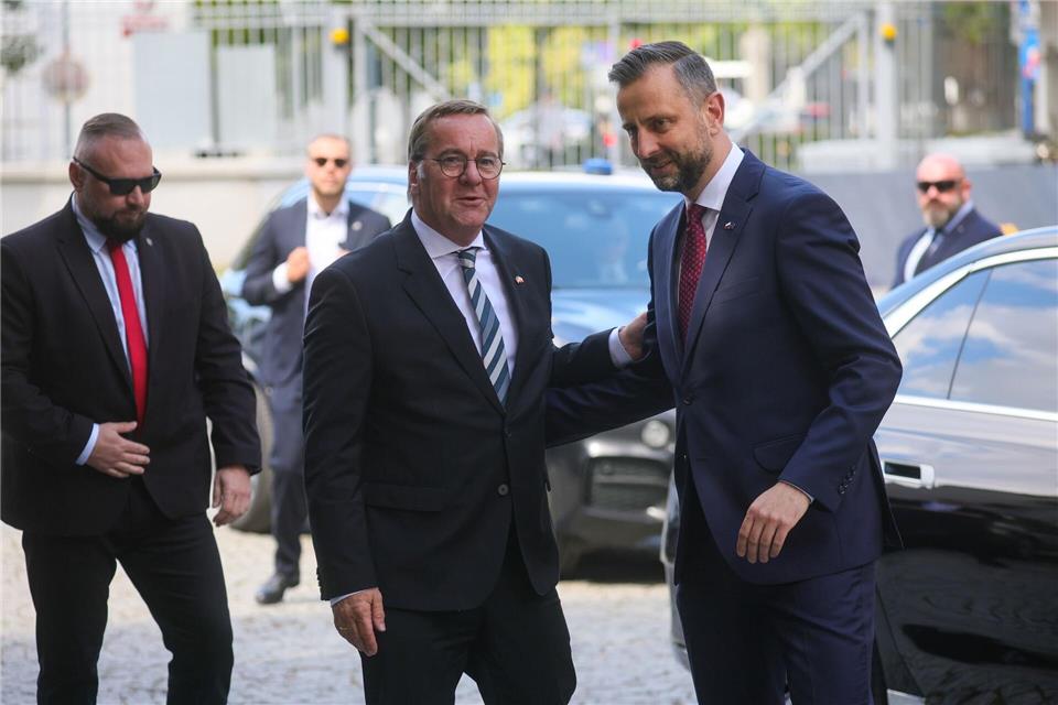 Pistorius und Kosiniak-Kamysz unterzeichneten das Militärabkommen.Leszek Szymanski/PAP/dpa