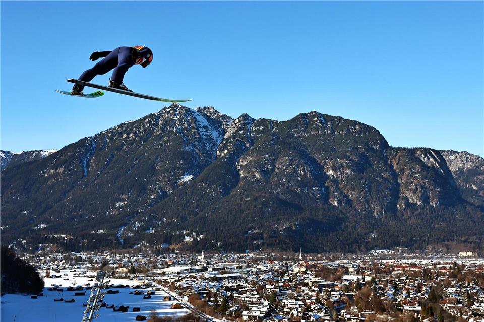 Pius Paschke vor der Kulisse in Garmisch.Daniel Karmann/dpa