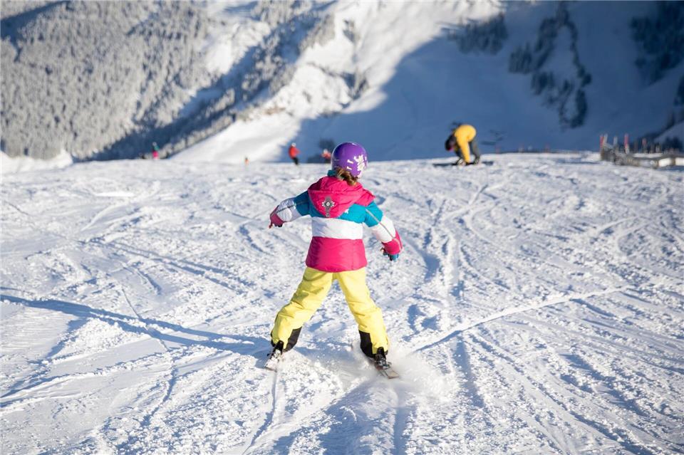 „Pizza!“: Die Skispitzen bewegen sich zueinander, die Enden auseinander - so bremst man.picture alliance / dpa Themendienst