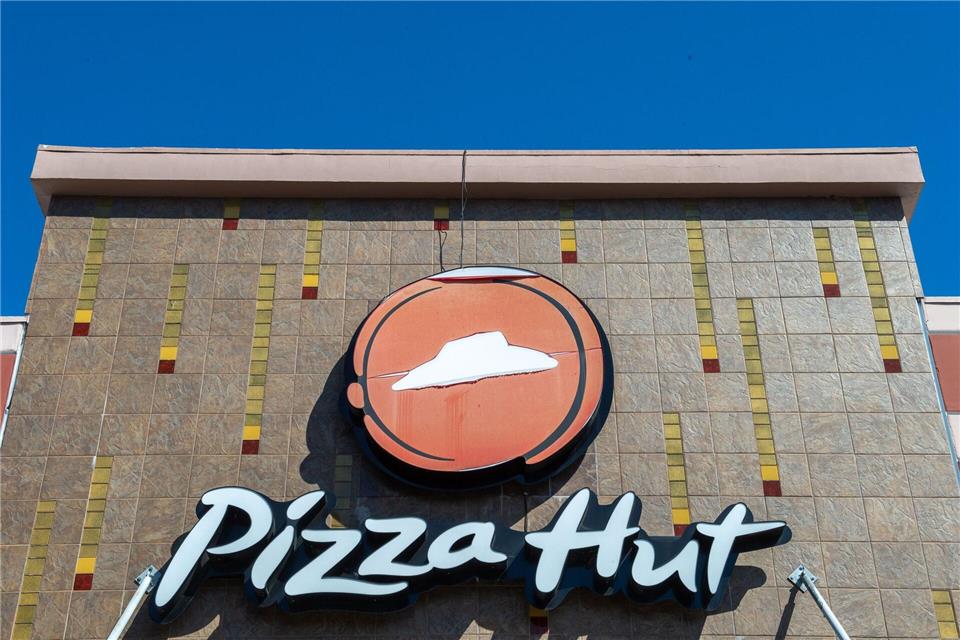 Pizza Hut war bisher unter einem Dach mit den Fast-Food-Ketten KFC und Taco Bell. Andrej Sokolow/dpa