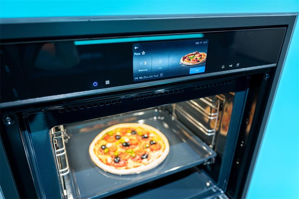 Pizza im Blick: Der Siemens-Ofen kann per Innenkamera Gerichte erkennen – und jetzt auch eigene Kreationen abspeichern.Nico Tapia/dpa-tmn
