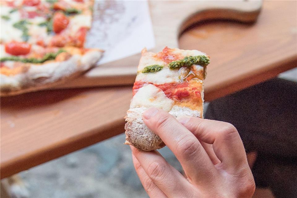 Pizza und Pinsa sehen sich sehr ähnlich - doch der Teig ist anders.Robert Günther/dpa-tmn