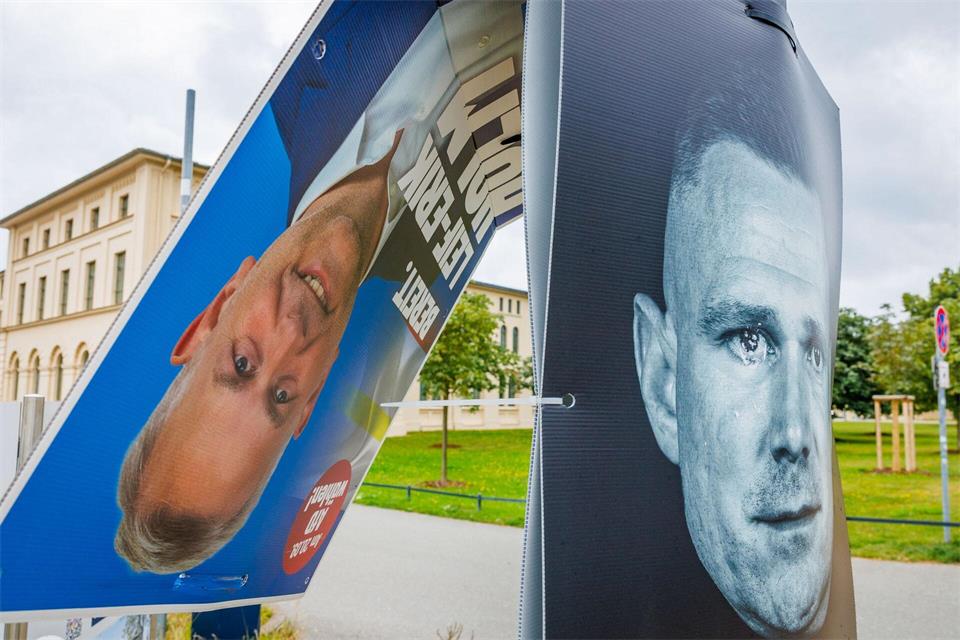 Plakate der AfD waren laut Polizeistatistik zuletzt besonders häufig von Vandalismus betroffen. (Archivbild)Jens Büttner/dpa