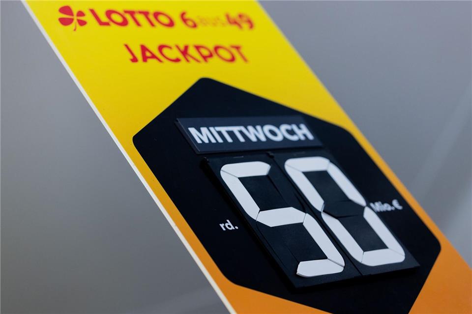 Plakate in den Lotto-Annahmestellen weisen seit über sieben Wochen auf den mit 50 Millionen Euro gefüllten Jackpot hin. (Archivbild)Rolf Vennenbernd/dpa