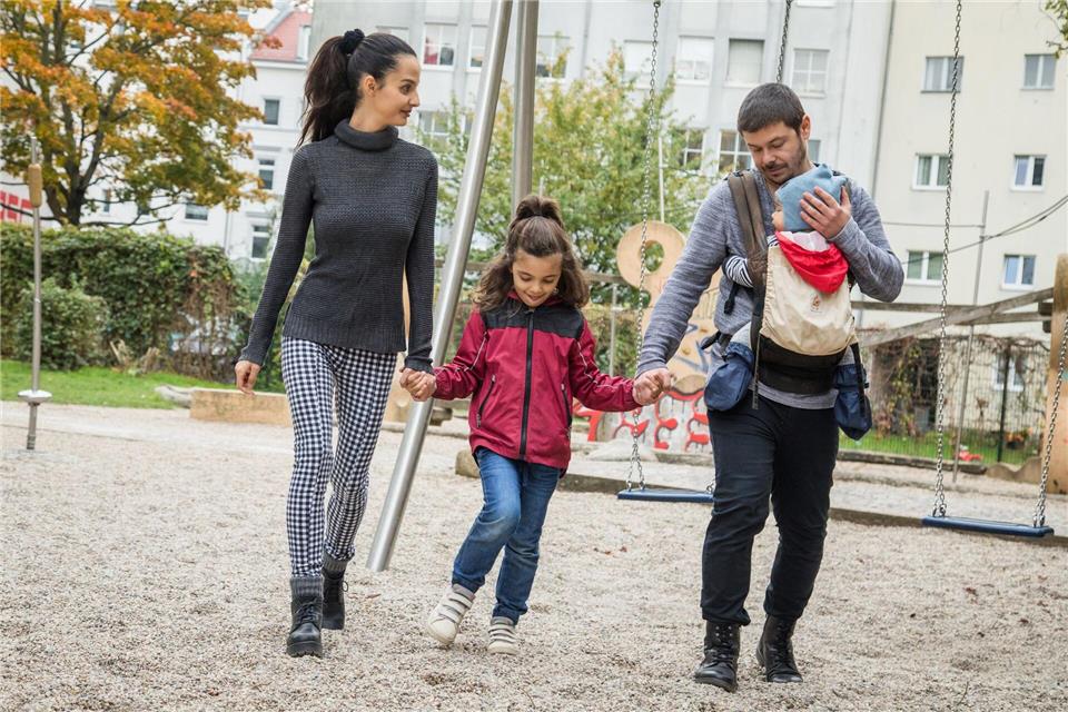 Planungsthema für Eltern: Eine Aufteilung, die steuerlich oder für die Rente sinnvoll wirkt, kann beim Bezug von Arbeitslosengeld Nachteile bringen.picture alliance / dpa-tmn