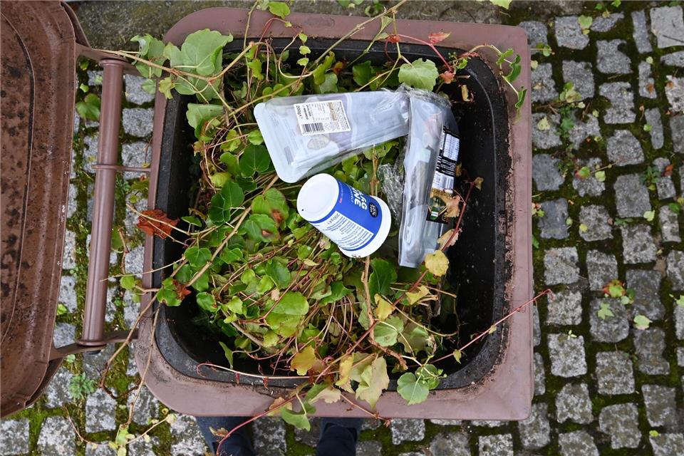 Plastik in der Biotonne. Jetzt wird verschärft kontrolliert. Bernd Weißbrod/dpa