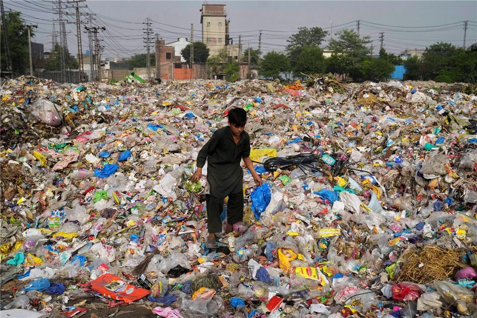 Plastikabfall wird auch exportiert und sorgt in vielen Entwicklungsländern für Probleme. (Archivbild)K.M. Chaudary/AP/dpa