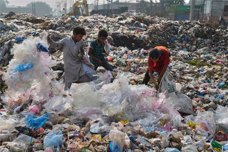 Plastikabfall wird auch exportiert und vermüllt viele Entwicklungsländer (Symbolbild)K.M. Chaudary/AP/dpa