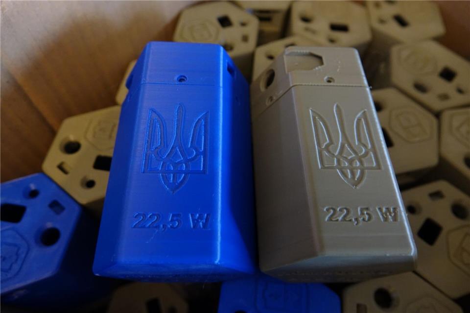 Plastikrohstoff aus der Ukraine, Druck in Deutschland: Gehäuse für Powerbanks. Friedemann Kohler/dpa