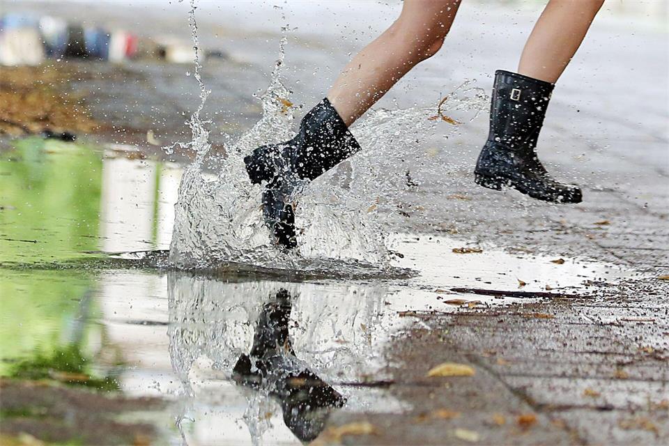Platsch: Sind die Schuhe einmal richtig nass geworden, kann man sie zu Hause mit Zeitungspapier ausstopfen und dann langsam trocknen lassen.Wolfgang Kumm/dpa/dpa-tmn