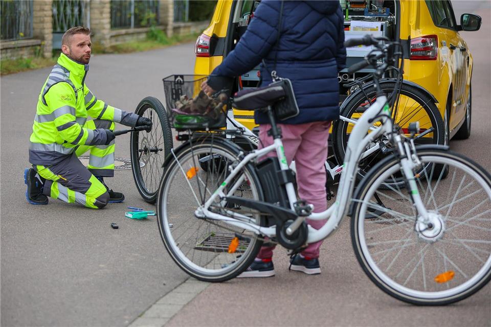 Platter Reifen oder Akku leer? Viele Automobilclubs helfen auch Radlern weiter – doch Umfang und Tarife unterscheiden sich.picture alliance/dpa