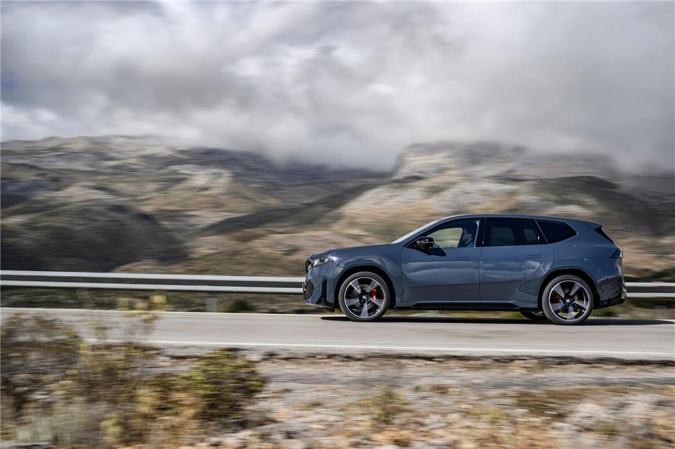 Platz da: Im 4,78 Meter langen BMW iX3 kommen Passagiere und Gepäck auf ihre Kosten.Uwe Fischer/BMW AG/dpa-tmn