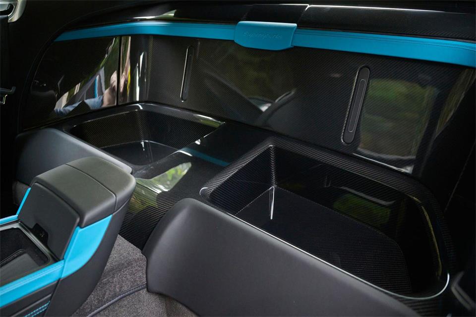 Platz da? Ja, nur für etwas Gepäck, denn der neue Bentley ist ein Fall für maximal zwei.Radu Chindris/Bentley/dpa-tmn