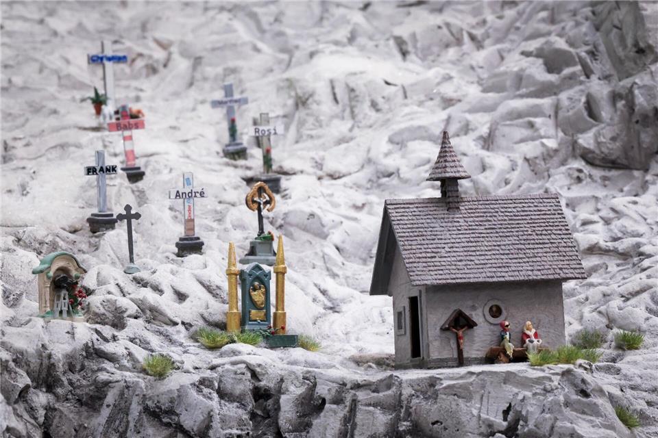 Platz für Trauer und Gedenken. In der Schweiz-Welt gibt es Kreuze zum Andenken an verstorbene Mitarbeiter. Christian Charisius/dpa