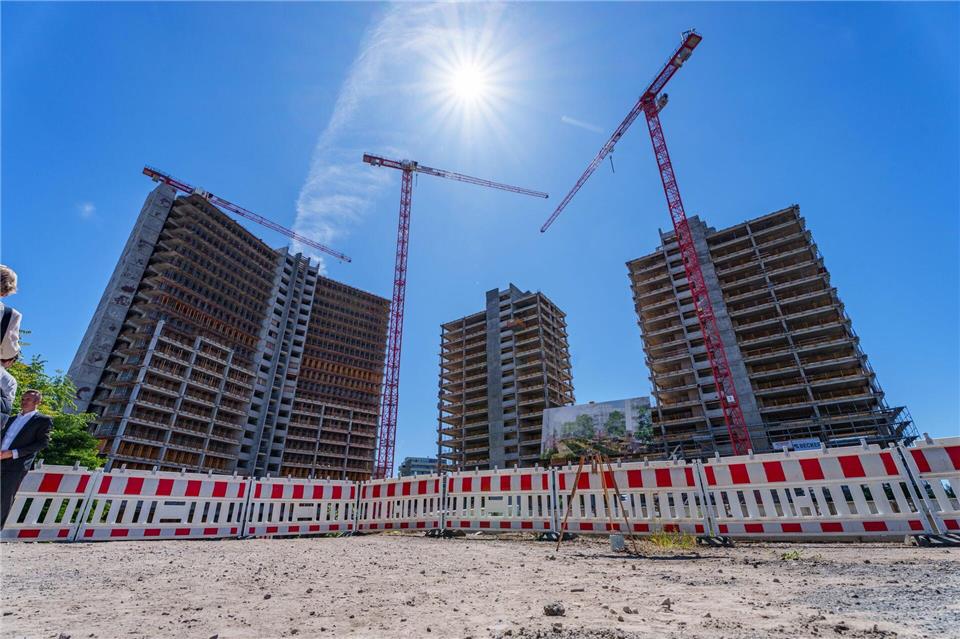 Platz machen für ein neues Quartier: Rückbau der KW-Türme beginnt Andreas Arnold/dpa