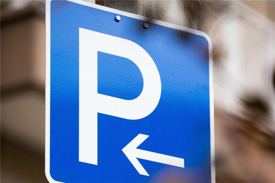 Platz zum Parken: Der Pfeil markiert den Beginn der entsprechend zum Parken freigebenden Fläche.Rolf Vennenbernd/dpa/dpa-tmn