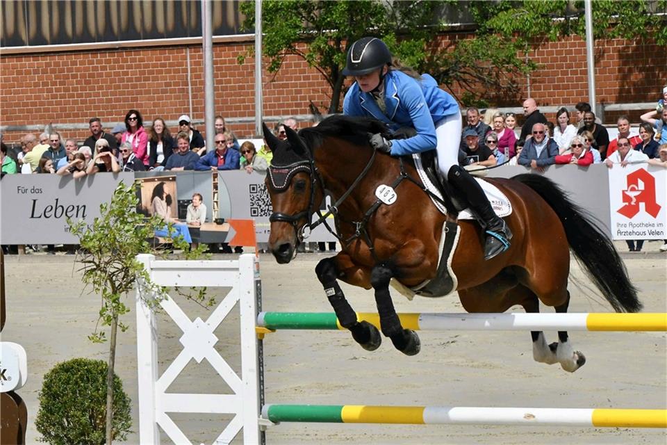Platz zwölf bei der DM der Springreiterinnen: Juliane Rölfing vom RV Gestüt Forellenhof mit ihrer Stute Come an Feel O.