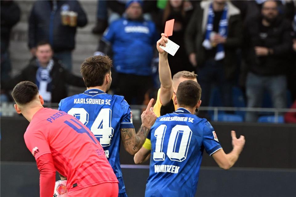 Platzverweis kurz nach der Pause: Karlsruhes Fabian Schleusener (l.) sieht Gelb-Rot.Uli Deck/dpa