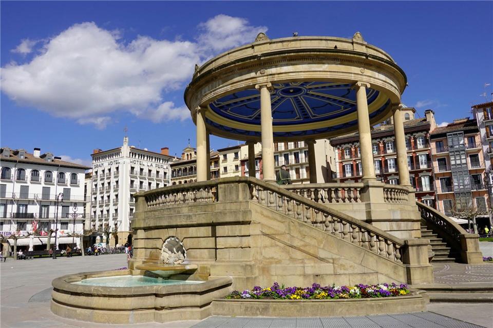 Plaza del Castillo - Hauptplatz von Pamplona: Im „Gran Hotel La Perla“ (links im Hintergrund) soll Hemingway übernachtet haben.Andreas Drouve/dpa-tmn