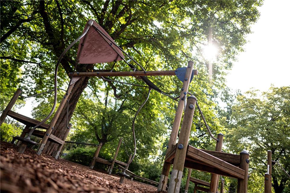 Plötzlich fiel auf dem Kinderspielplatz ein Ast herunter, ein 39-Jähriger wurde erschlagen. (Symbolbild)Fabian Sommer/dpa