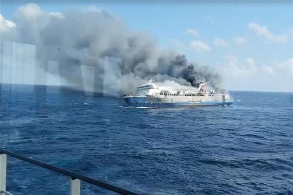 Plötzlich gerät ein Schiff auf See in Indonesien in Brand. Für einige der mehr als 270 Menschen an Bord kommt jede Hilfe zu spät.-/BASARNAS/AP/dpa