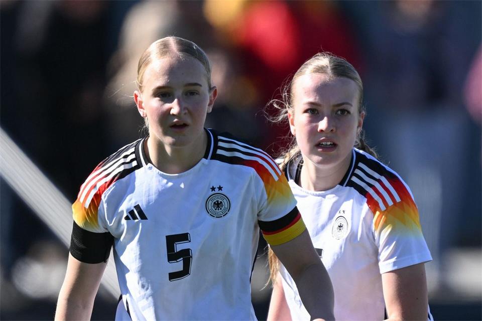 Plötzlich im Kader des A-Nationalteams: Luzie Zähringer (l.). (Archivbild)Arne Dedert/dpa