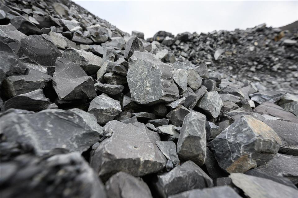 Plötzlich lösten sich die massiven Felsbrocken. (Symbolbild)Robert Michael/dpa