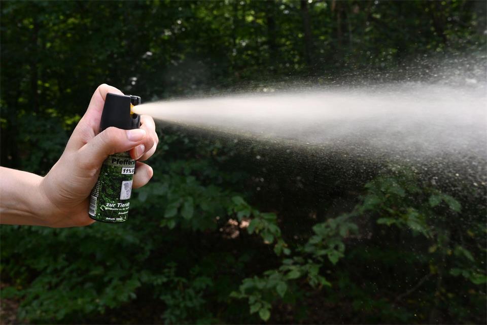 Plötzlich zückte der Mann das Pfefferspray und sprühte los. (Symbolbild)Bernd Weißbrod/dpa