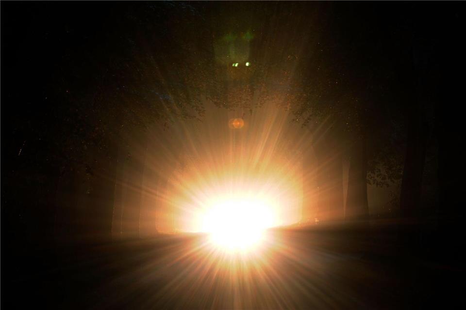 Plötzliche Blendung, etwa durch Fernlicht, überfordert die Anpassungsfähigkeit der Augen und schränkt das Sehen vorübergehend stark einIngo Wagner/dpa/dpa-tmn